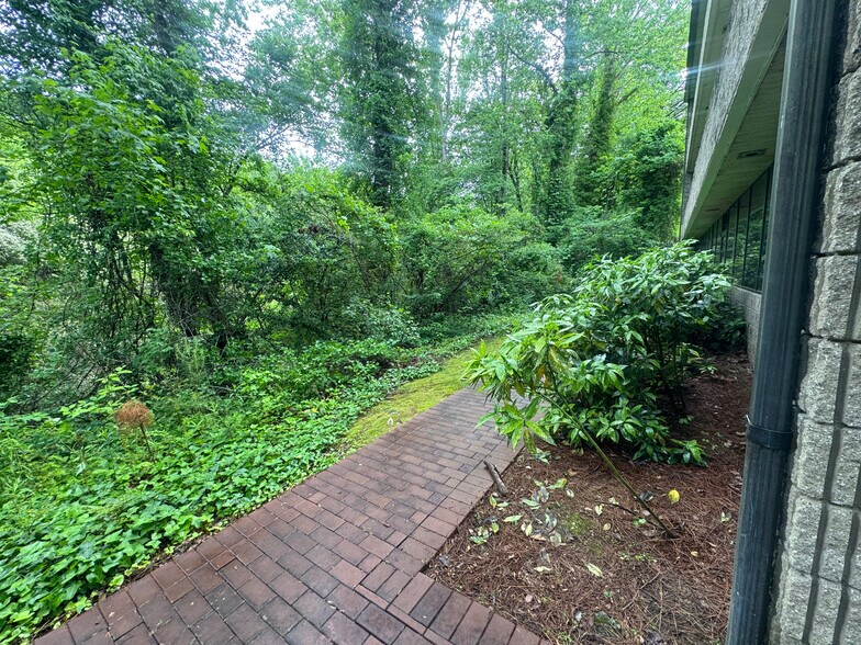 More Photos Of 3066 Mercer University Dr, Chamblee Office For Sale