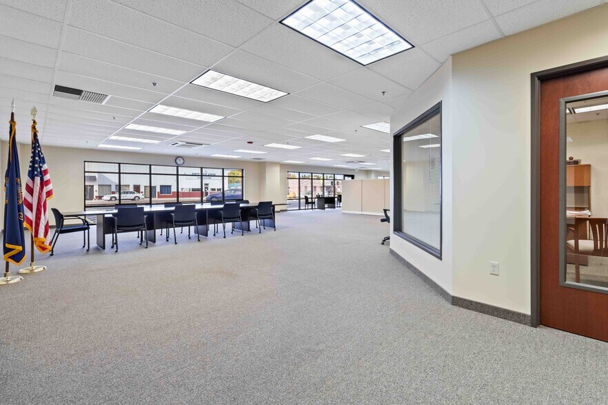 More Photos Of 222 N Plymouth Ave, New Plymouth Showroom For Sale