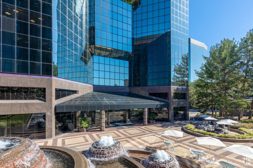 More Photos Of 21700 Oxnard St, Woodland Hills Office For Lease