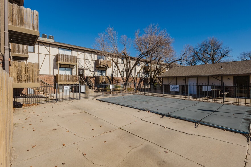More Photos Of 401 E Avenue A, Hutchinson Apartments For Sale