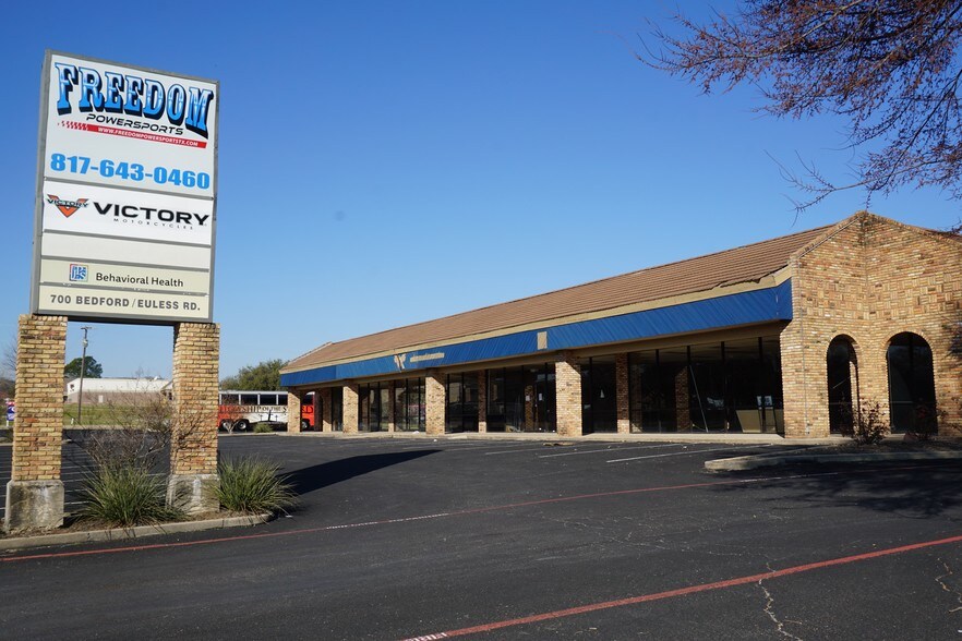 700 W Bedford Euless Rd, Hurst, TX 76053 Flex/R&D For Lease