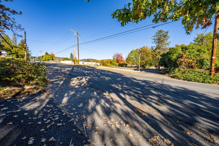 More Photos Of 700 NW Dimmick St, Grants Pass Specialty For Sale