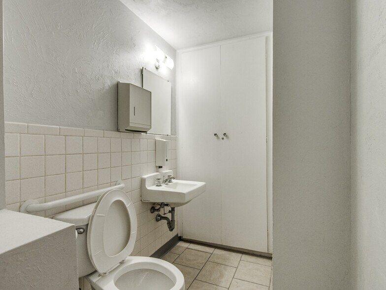 More Photos Of 5835 S Pennsylvania Ave, Oklahoma City Medical For Sale