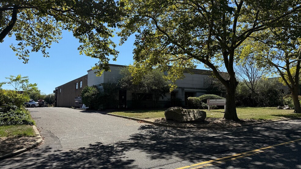 Primary Photo Of 65 Davids Dr, Hauppauge Manufacturing For Lease