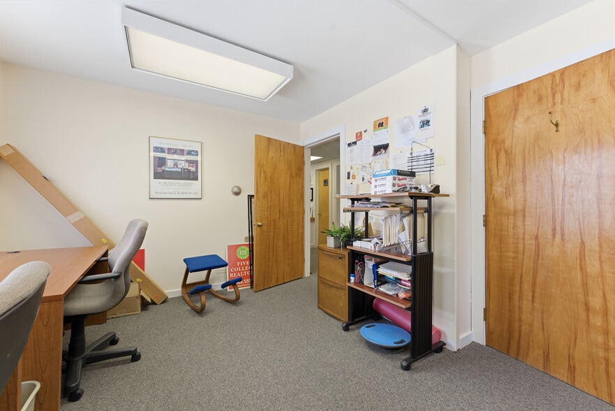 More Photos Of 190 University Dr, Amherst Office For Sale