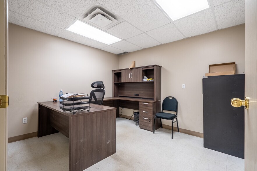 More Photos Of 4702 40 Av, Lloydminster Industrial For Lease