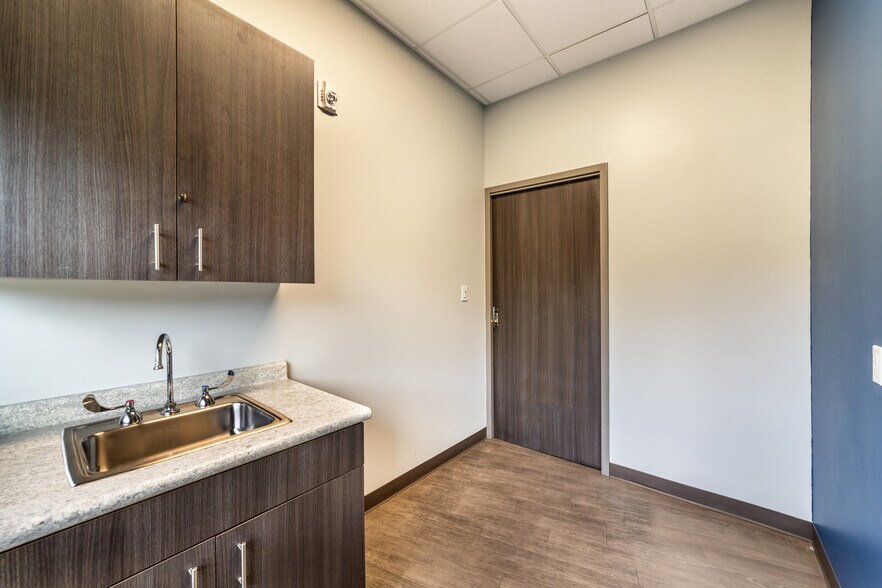 More Photos Of 250 E Basse Rd, San Antonio Medical For Lease