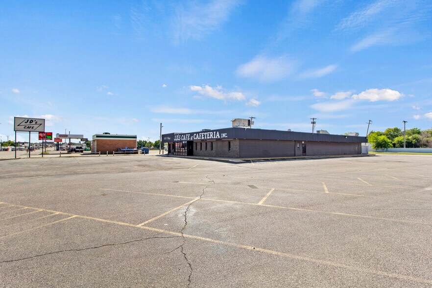 More Photos Of 911 N Broadway Ave, Ada Restaurant For Sale