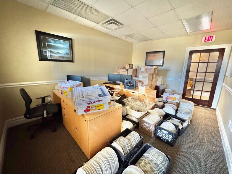 More Photos Of 2600-2610 Pettit Ave, Bellmore Storefront Retail Office For Sale