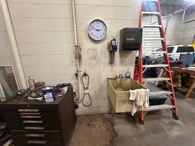 More Photos Of 3408 Busch Dr SW, Grandville Manufacturing For Sale