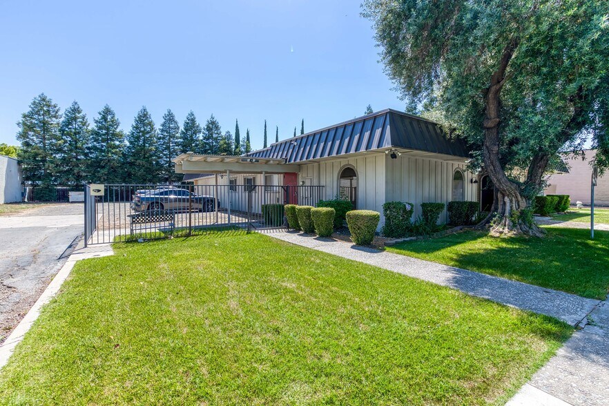 More Photos Of 3200 G St, Merced Veterinarian Kennel For Sale