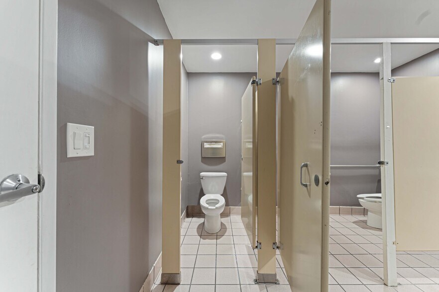 More Photos Of 6265 Van Nuys Blvd, Van Nuys Storefront For Sale