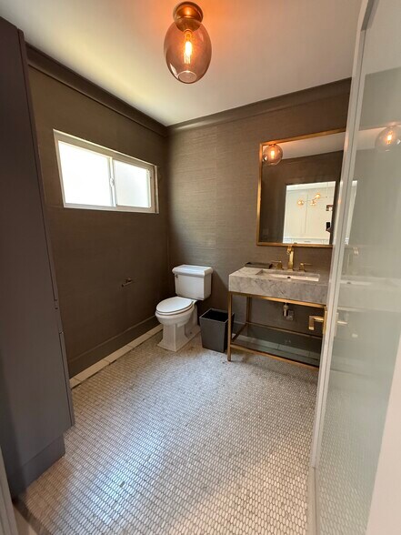 More Photos Of 733 10th St, Santa Monica Storefront Retail Office For Lease