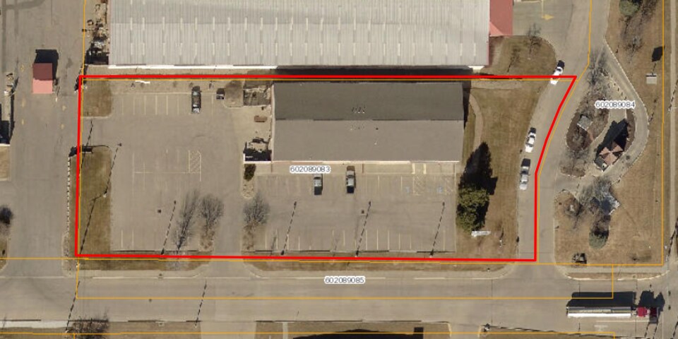 More Photos Of 221 W 44th St, Kearney Showroom For Lease