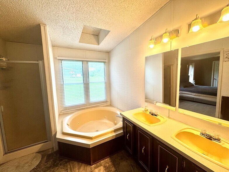 More Photos Of 158 Caloric Rd., Mullens Flex For Sale