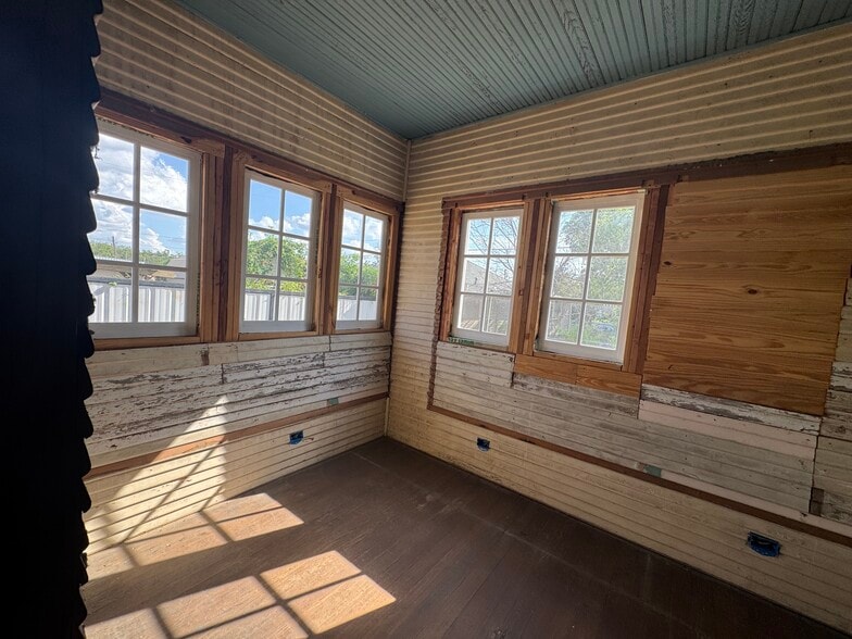 More Photos Of 4219 S Presa St, San Antonio General Retail For Sale