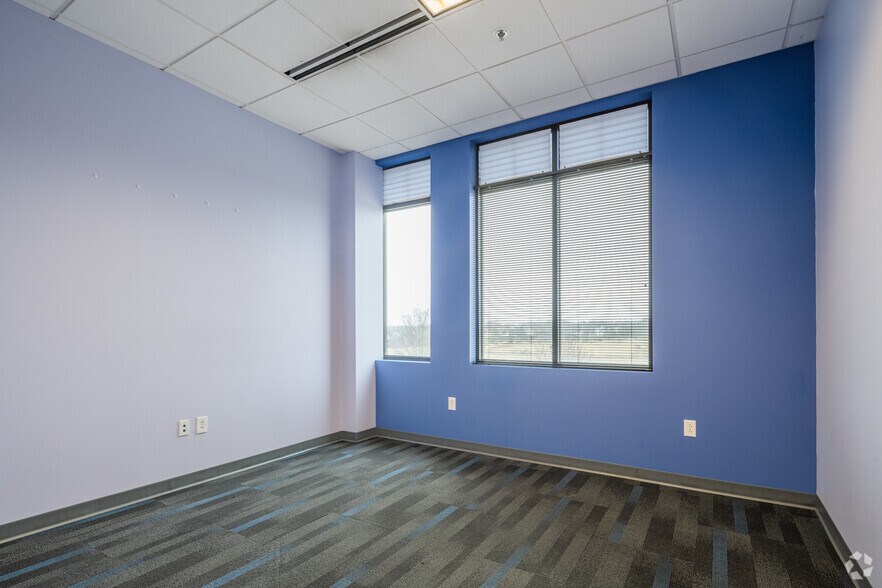 More Photos Of 16721-16765 Main St, Wildwood General Retail For Lease