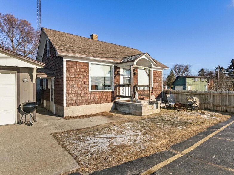 More Photos Of 4220 Memorial Dr, Two Rivers Bar For Sale