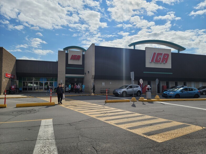 More Photos Of 5800 Boul Cavendish, Cote-St-Luc Unknown For Lease