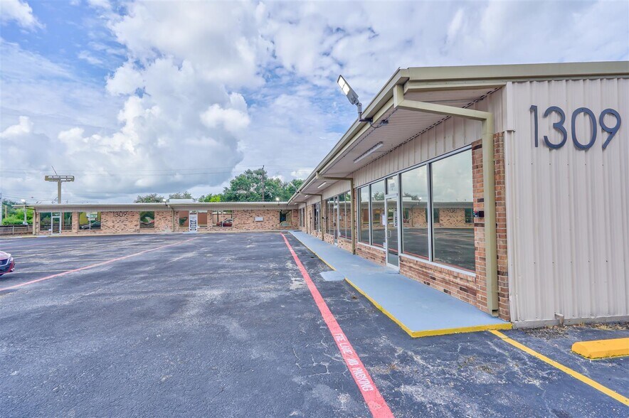 More Photos Of 1301-1309 Sandy Ln, Baytown General Retail For Sale