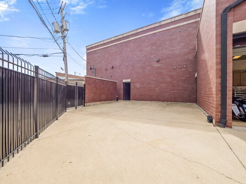 More Photos Of 4650-52 Lawrence, Chicago Office For Sale