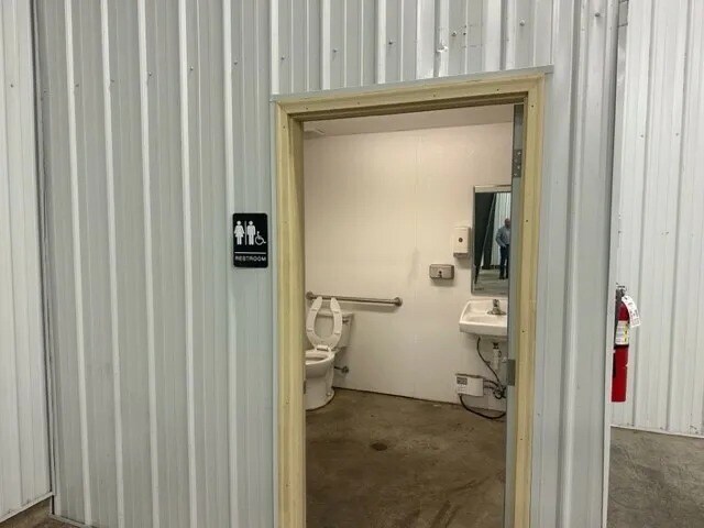 More Photos Of 2030 E 52nd St, Sioux Falls Industrial For Sale