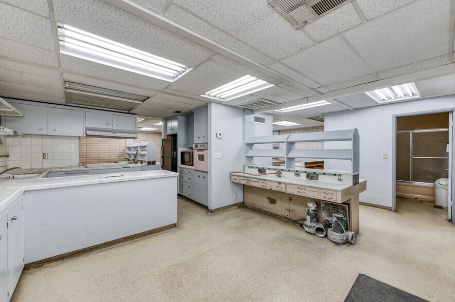 More Photos Of 446 W Shaw Ave, Fresno Office For Sale
