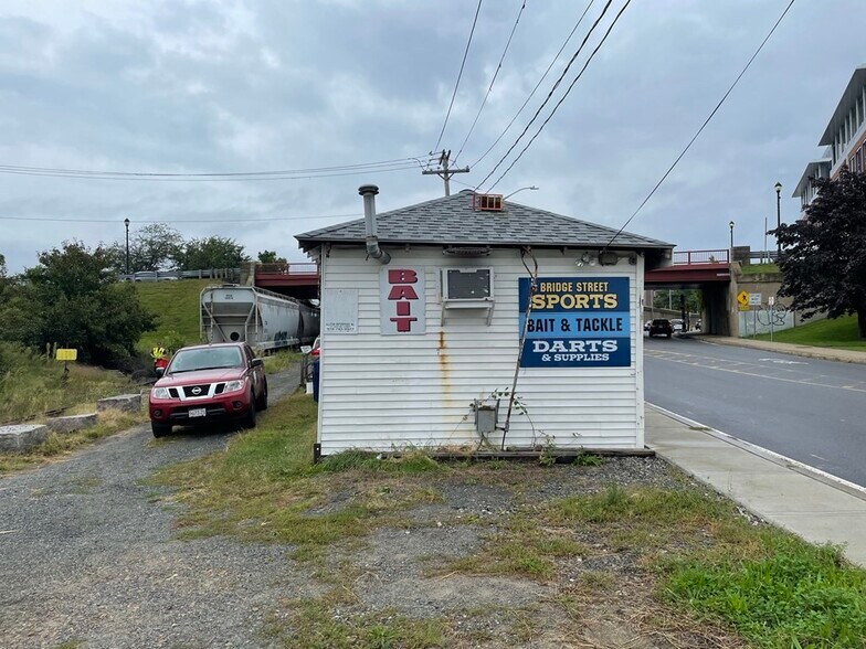 More Photos Of 280 Bridge St, Salem Freestanding For Sale