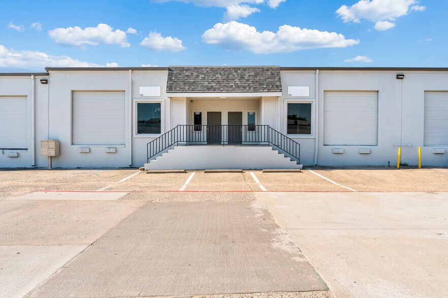 More Photos Of 11005 Indian Trl, Dallas Unknown For Lease