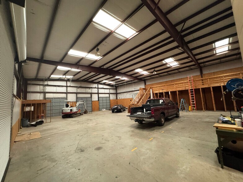 More Photos Of 1461 White Cir, Marietta Warehouse For Lease