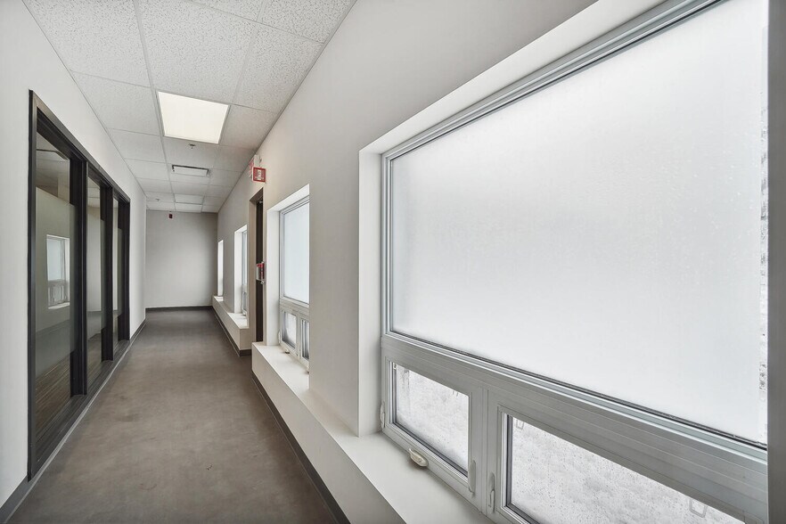 More Photos Of 10007 Boul Pie-IX, Montréal Office For Sale