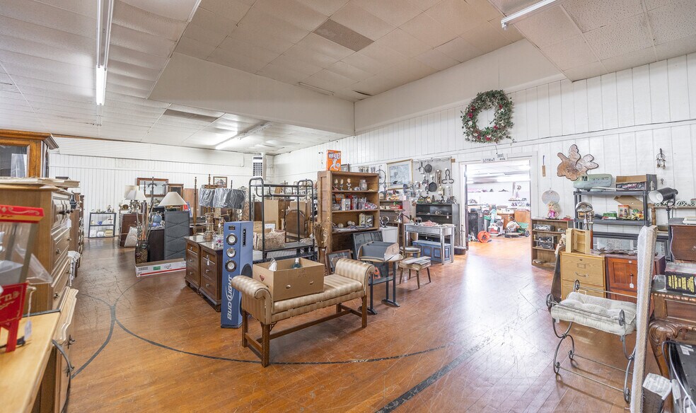 More Photos Of 600 W Commercial St, Lebanon Department Store For Sale
