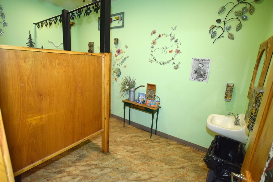 More Photos Of N7625 Parkway Rd, Crivitz Restaurant For Sale