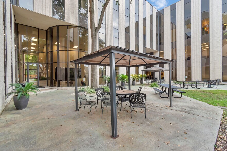 More Photos Of 8554 Katy Fwy, Houston Unknown For Lease