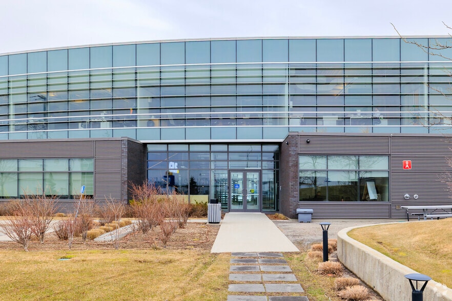 More Photos Of 10500 Av Ryan, Dorval Office For Lease