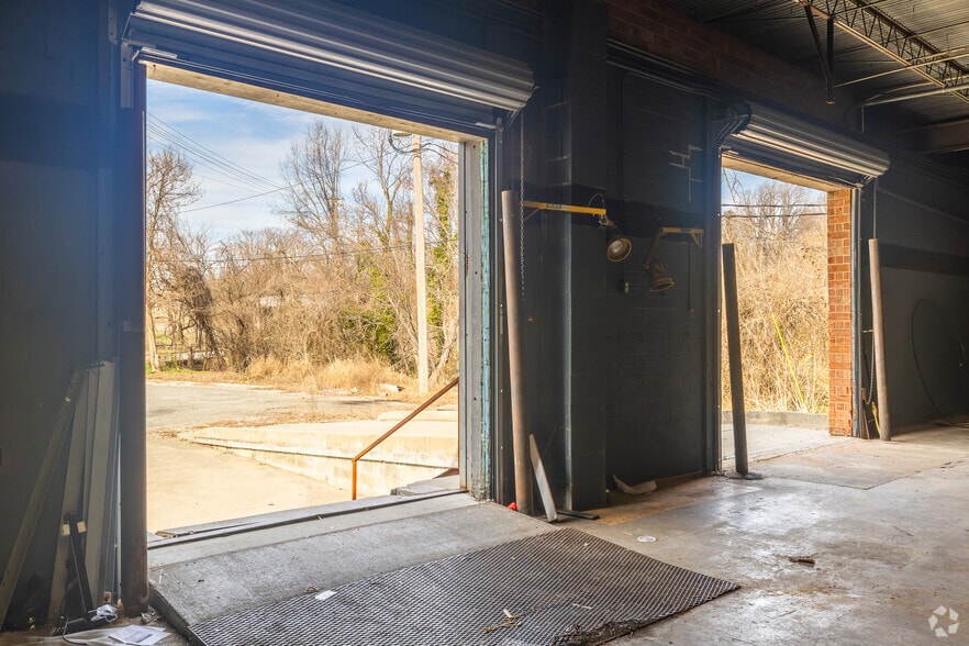 More Photos Of 1415 S Elm St, High Point Warehouse For Sale