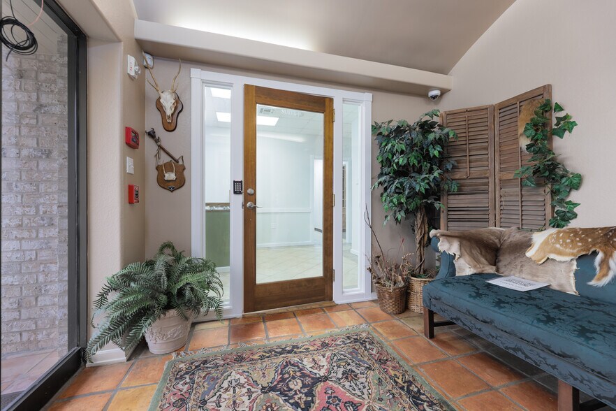 More Photos Of 12150 Valliant St, San Antonio Light Manufacturing For Lease