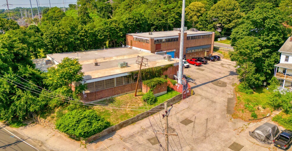 More Photos Of 1 Shore Rd, Glenwood Landing Warehouse For Lease