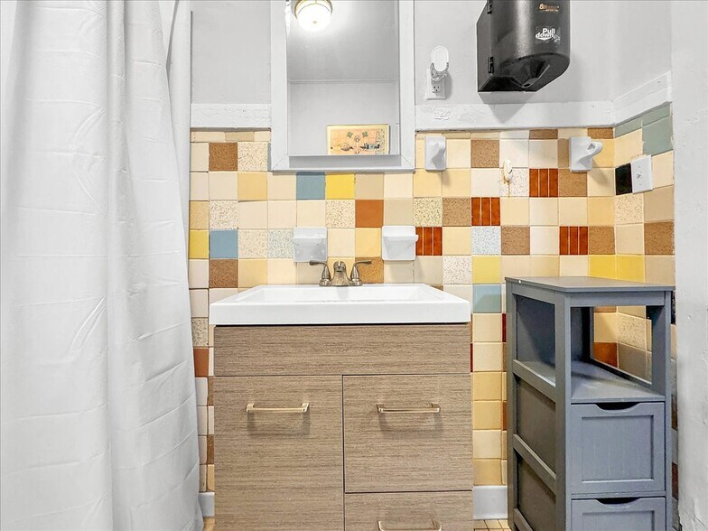 More Photos Of 1007 W Wright St, Pensacola Specialty For Sale