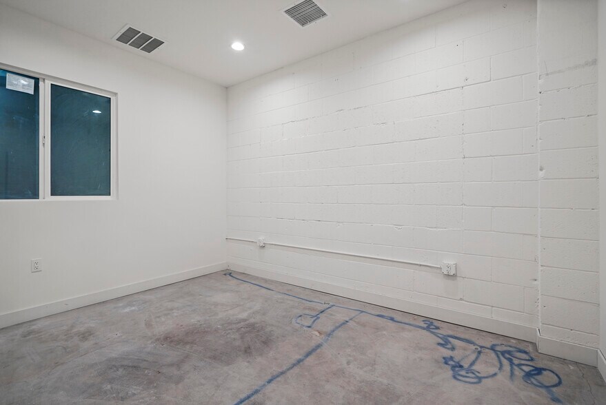 More Photos Of 10926 Randall St, Sun Valley Warehouse For Lease