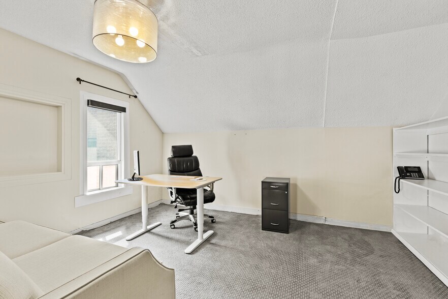 More Photos Of 196 King St, St Catharines Office For Sale