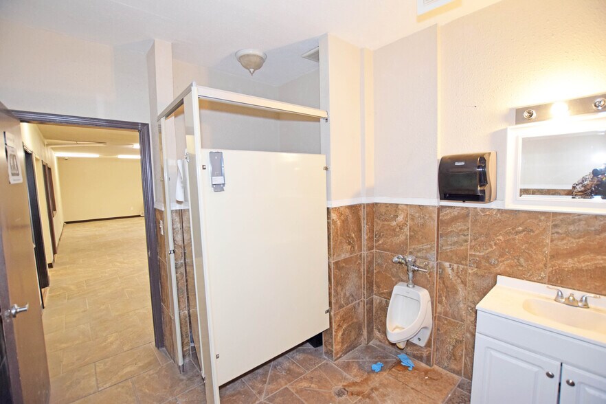 More Photos Of 302 Industrial Ave, Odessa Warehouse For Sale