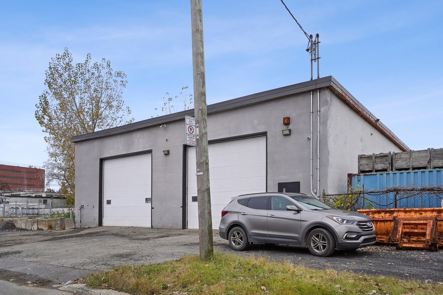 More Photos Of 290 Rue Quinlan, Montréal Service For Sale