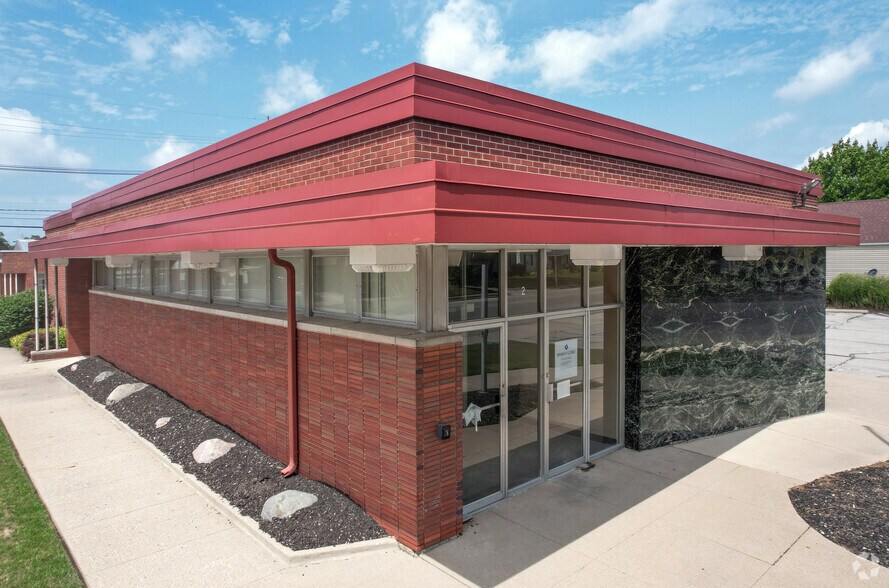 More Photos Of 2 NW 18th St, Richmond Bank For Lease