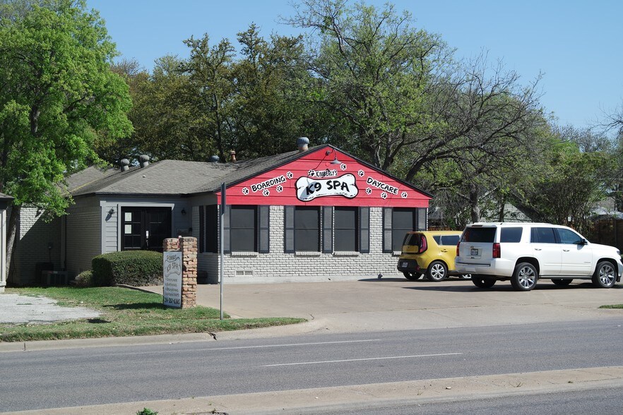 More Photos Of 4555 W Lovers Ln, Dallas Freestanding For Lease