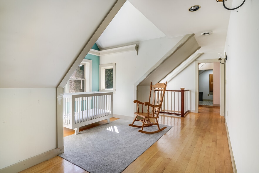 More Photos Of 3 Elm Hill Rd, Peterborough Freestanding For Sale