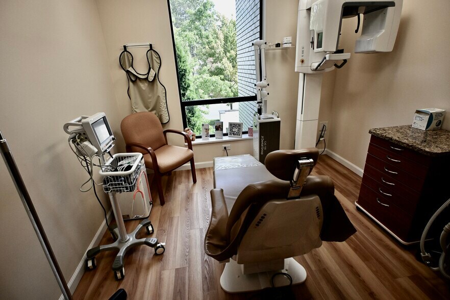 More Photos Of 4 Dearfield Dr, Greenwich Medical For Lease