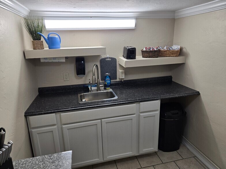 More Photos Of 1813 N Harrison St, Shawnee Flex For Lease