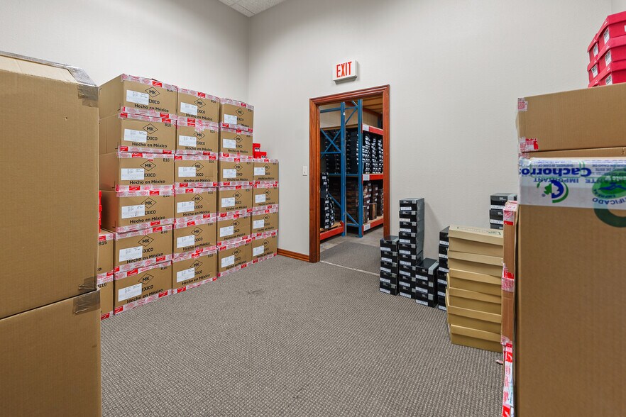 More Photos Of 1828 Park Ave, New Holstein Light Distribution For Sale