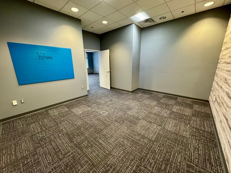 More Photos Of 801 N Perryville Rd, Rockford Freestanding For Lease